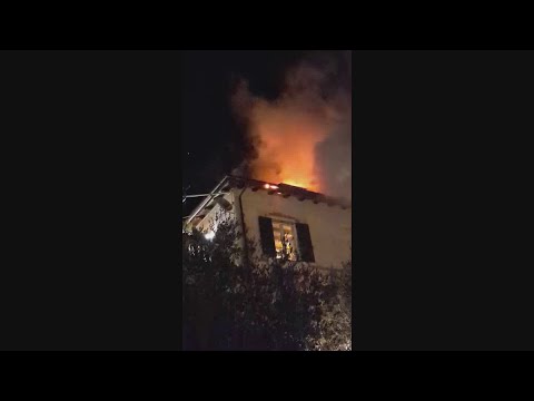 Video Maxena, incendio di tetto. Evacuata palazzina di due piani. Due feriti lievi