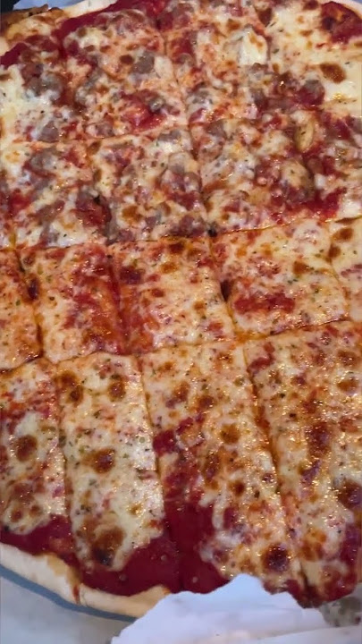 Dans Pizza in Downers Grove #middlepiecefirst #chicagolandpizza #pizzawars