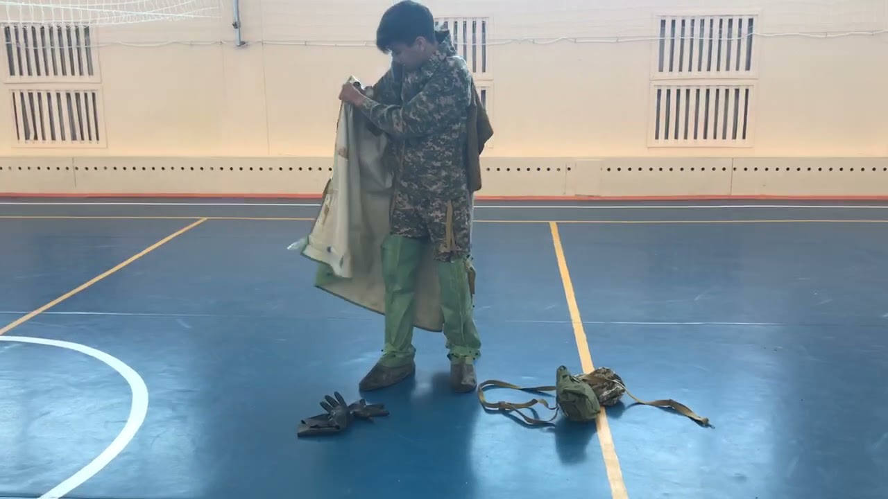 Плащ түріндегі жалпы әскери қорғаныс жинағын кигізу және газқағарды кию 11