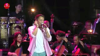 Download Lagu SEPARUH AKU - ARIEL NOAH DAN ERWIN GUTAWA ORCESTRA - DI IIMS INFINITE LIVE 2025 MP3