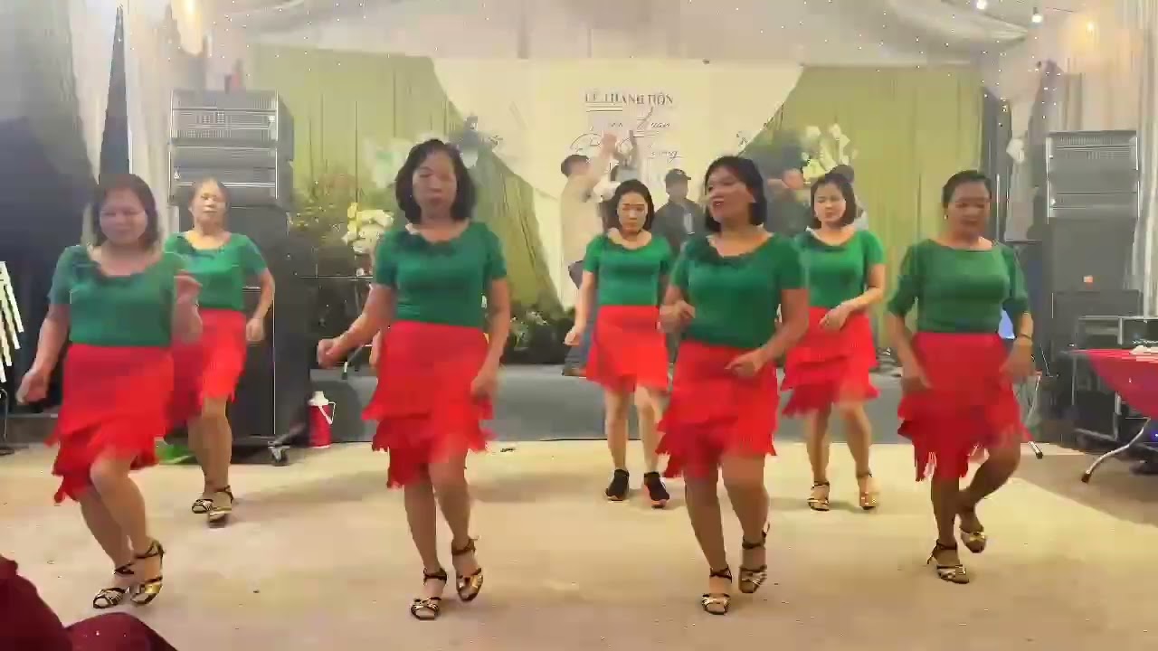 BAHAMA MAMA nhảy cực cháy đội DV Lê Xá nhảy chức mừng hạnh phúc.