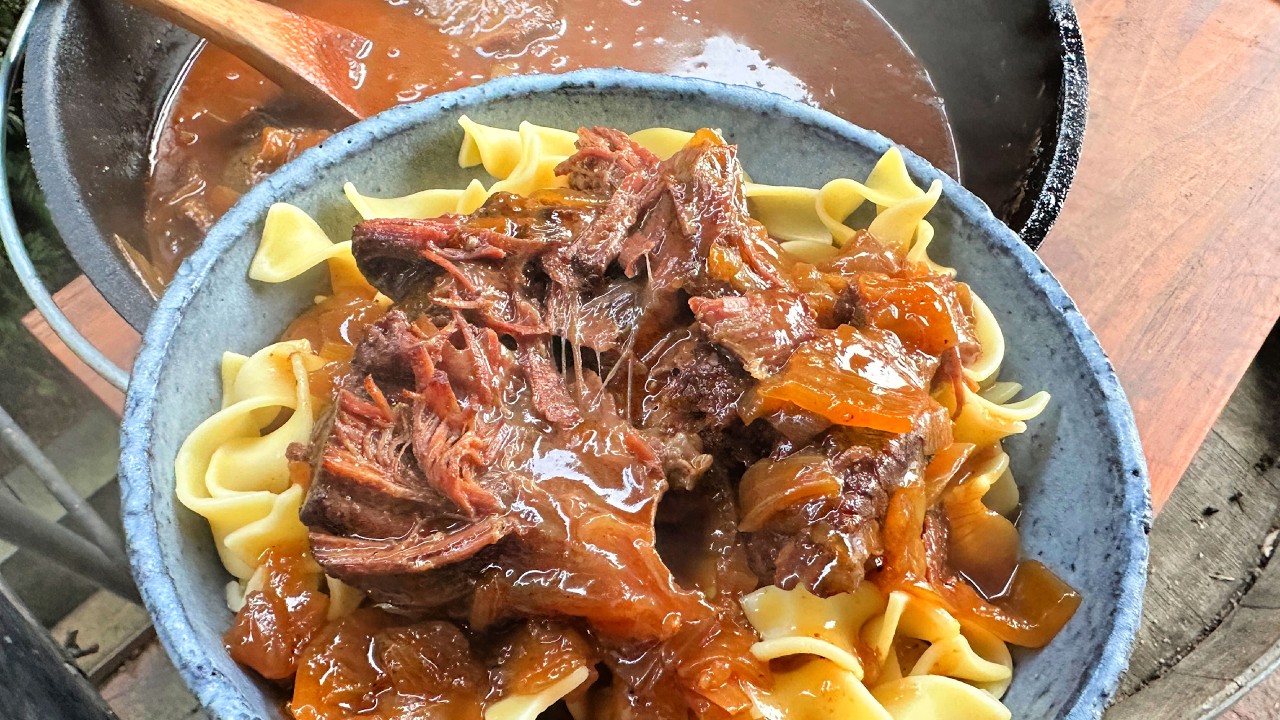 OCHSENBÄCKCHEN in kräftiger MALZBIERSAUCE aus dem DUTCH OVEN