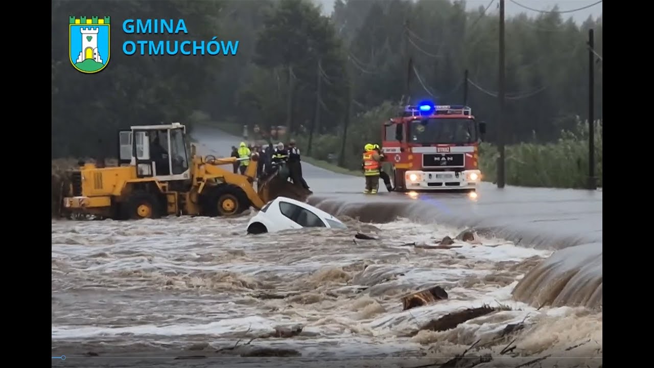 Powódź - Nurt porwał samochód w Kałkowie, strażacy wyciągali kobietę fadromą.