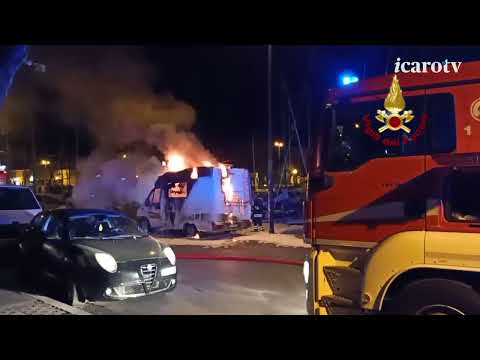 Camper a fuoco in via Sinistra del Porto a Rimini. Nessun ferito