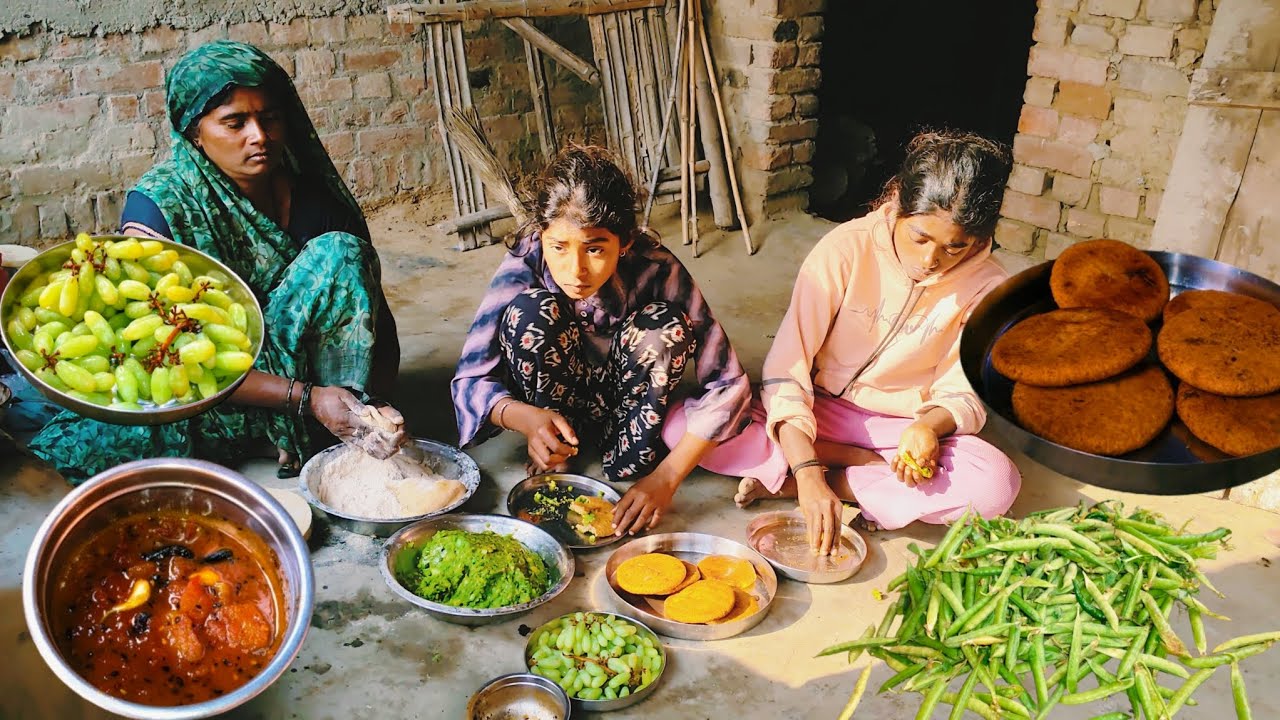 Subah ke nashte mein banaen aalu chini ki Bhari Hui Puri New tamatar ki chatni sath mein grapes 🍇 