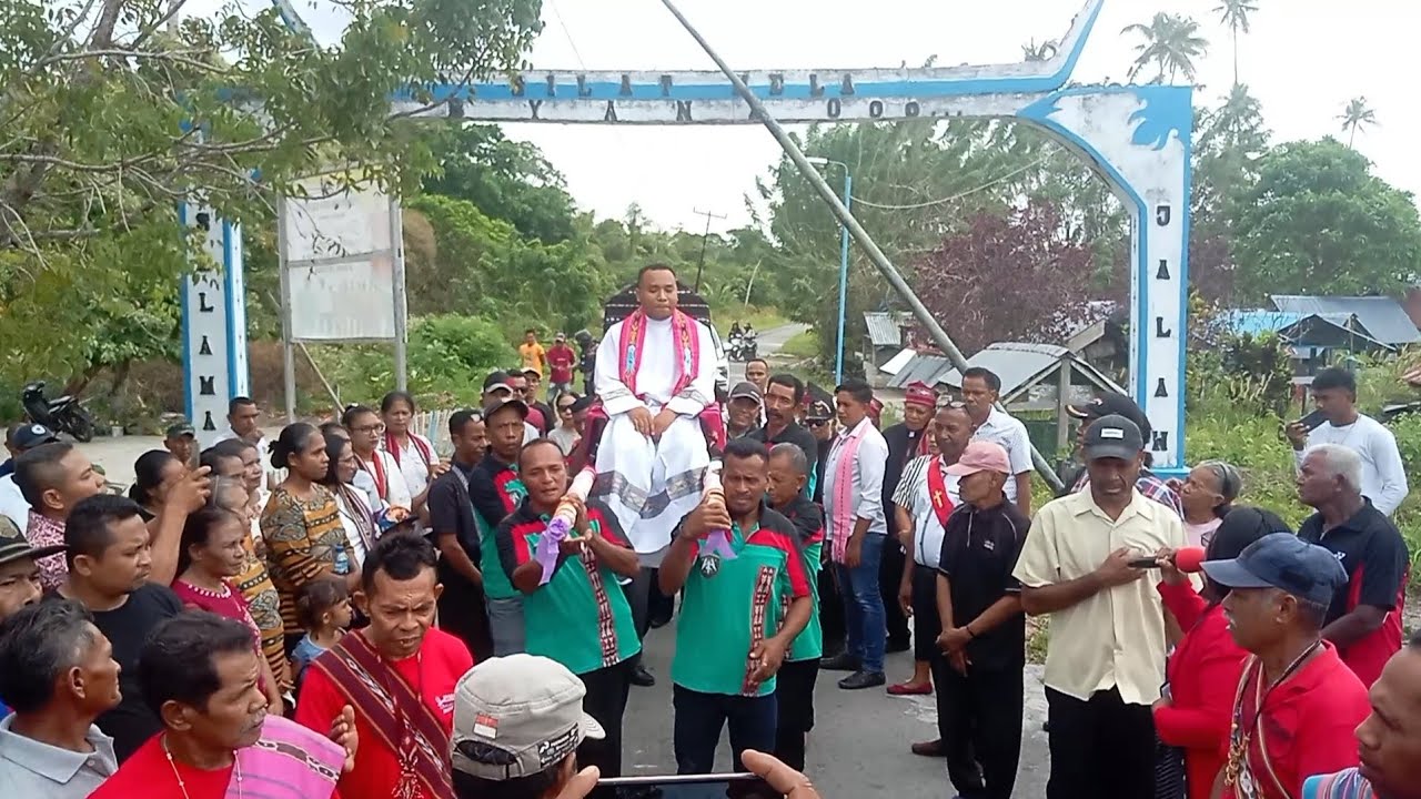 PASTOR YAKOBUS LARAT PERTAMA KALINYA MERAHI CITA-CITANYA SEBAGAI PASTOR PERTAMA DI NEGERI URTATAN