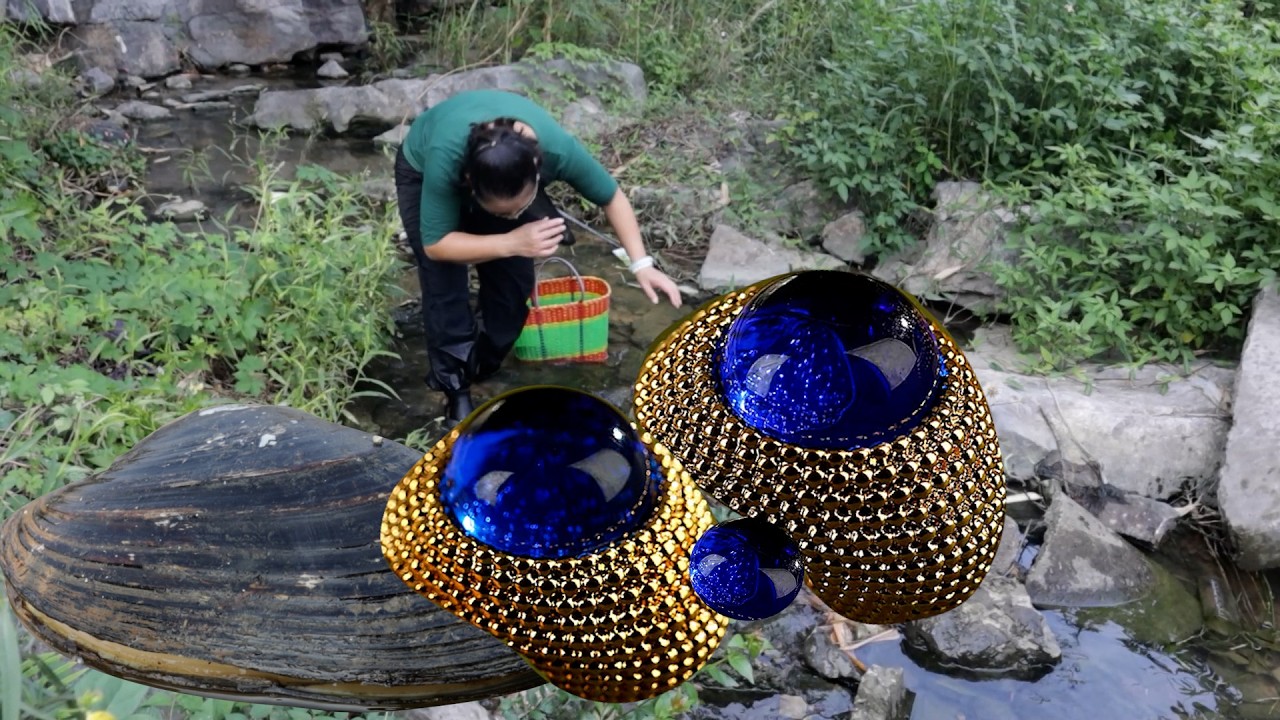 The girl found a huge river clam and beautiful pearls in an abandoned cave