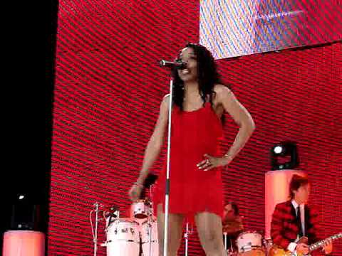 DI REED singing "Proud Mary" in Rod Stewart show, Inverness, Scotland 2010