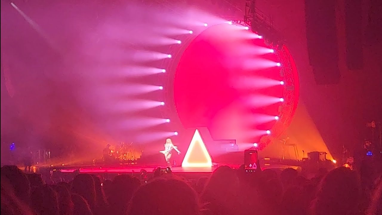 250726 Kesha "RED FLAG. + Dinosaur" | 'T*ts Out' in Burgettstown, PA (Star Lake)