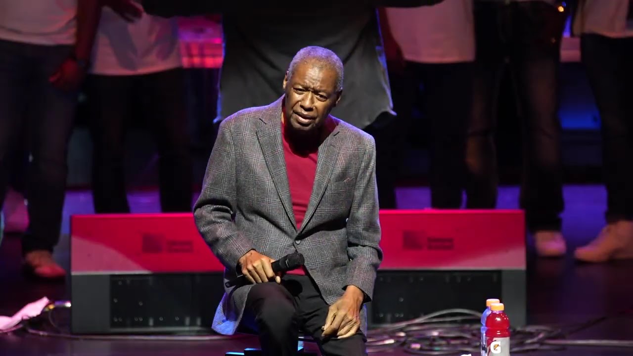 Ron Kenoly praising God with 