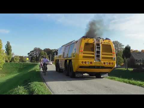 De crashtender 28-5062 vertrekt onder politiebegeleiding vanuit Culemborg