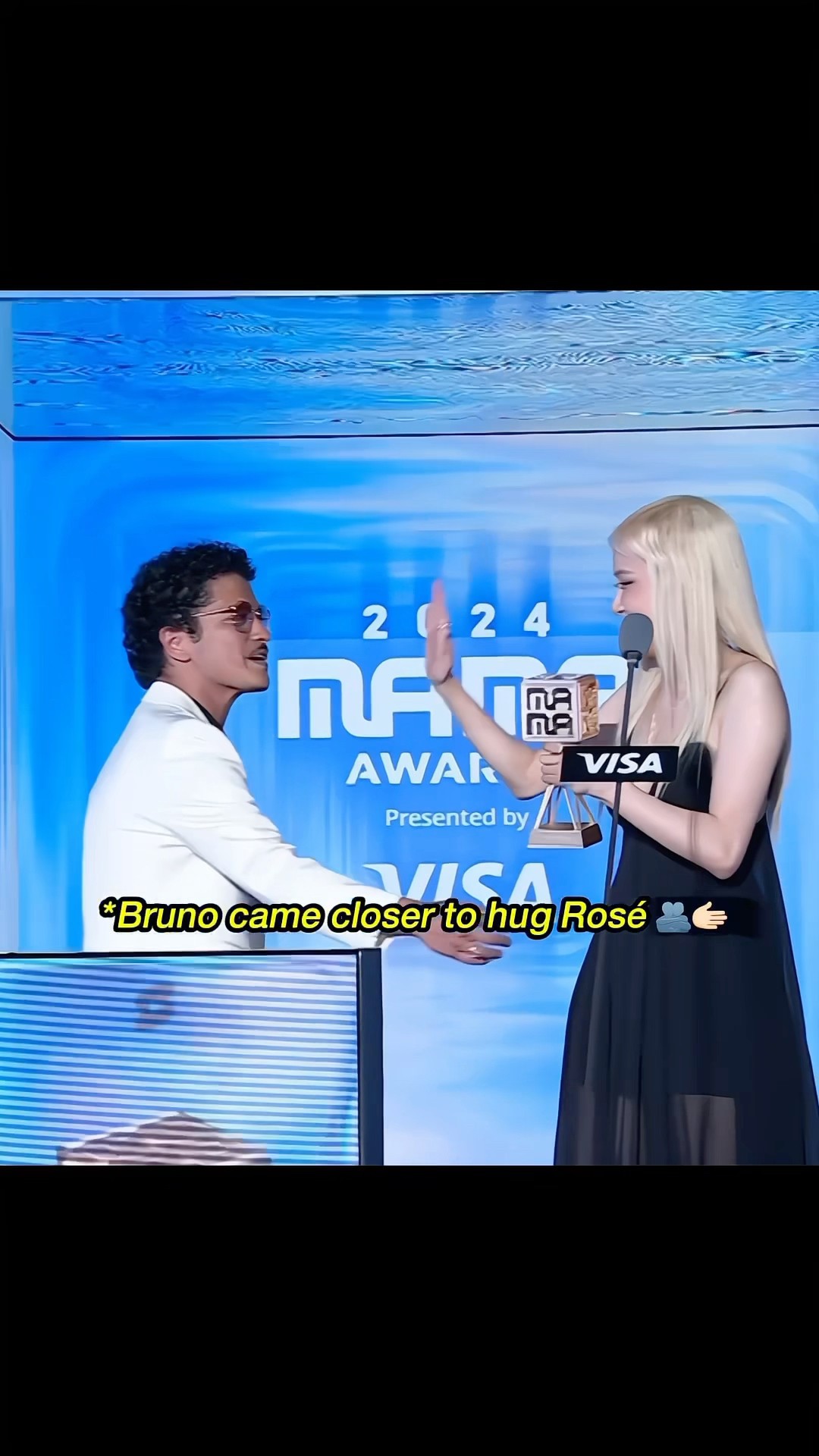 It seems like Rosé is still very afraid of men! ? #blackpink #rosé