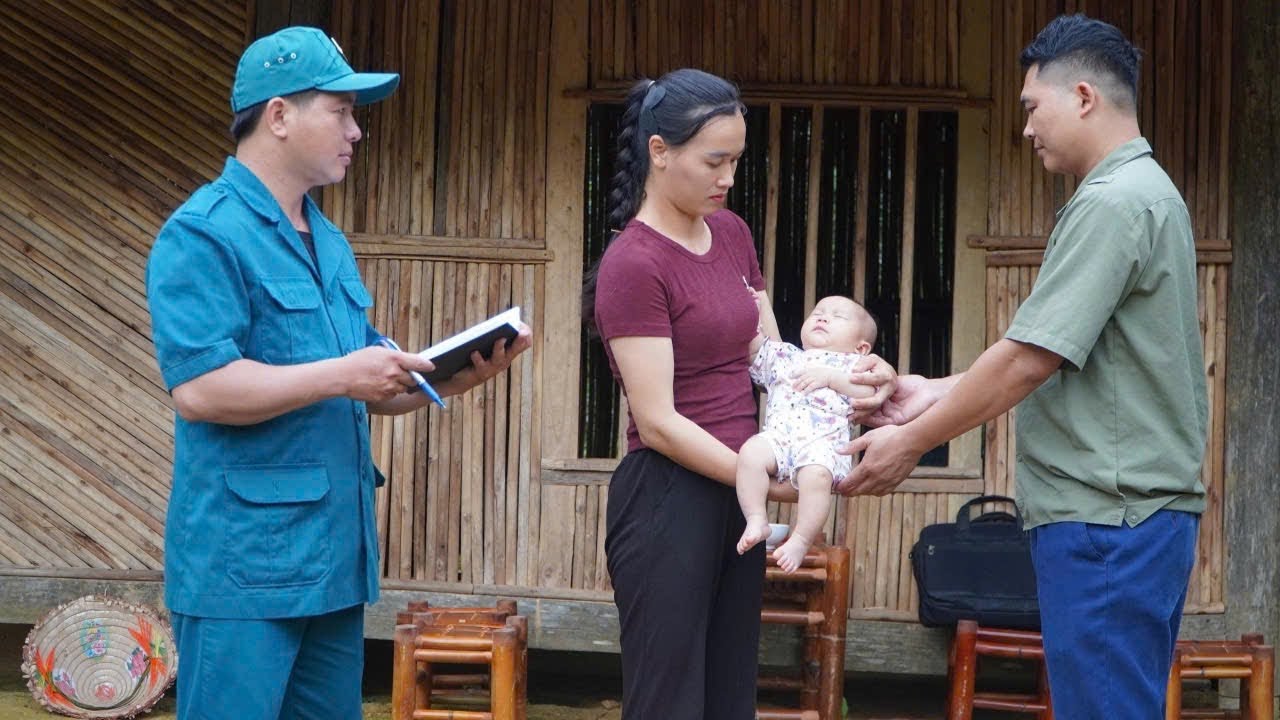 The lucky baby has found his family. Tu Yen is reluctant to leave the baby.