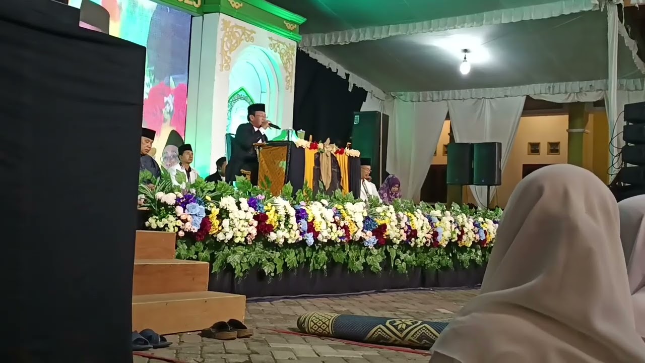 KH. MUAMMAR ZA PADA ACARA LAILATUL QIRA'AH JQHNU TULUNGAGUNG DI PP AL MANNAN KAUMAN