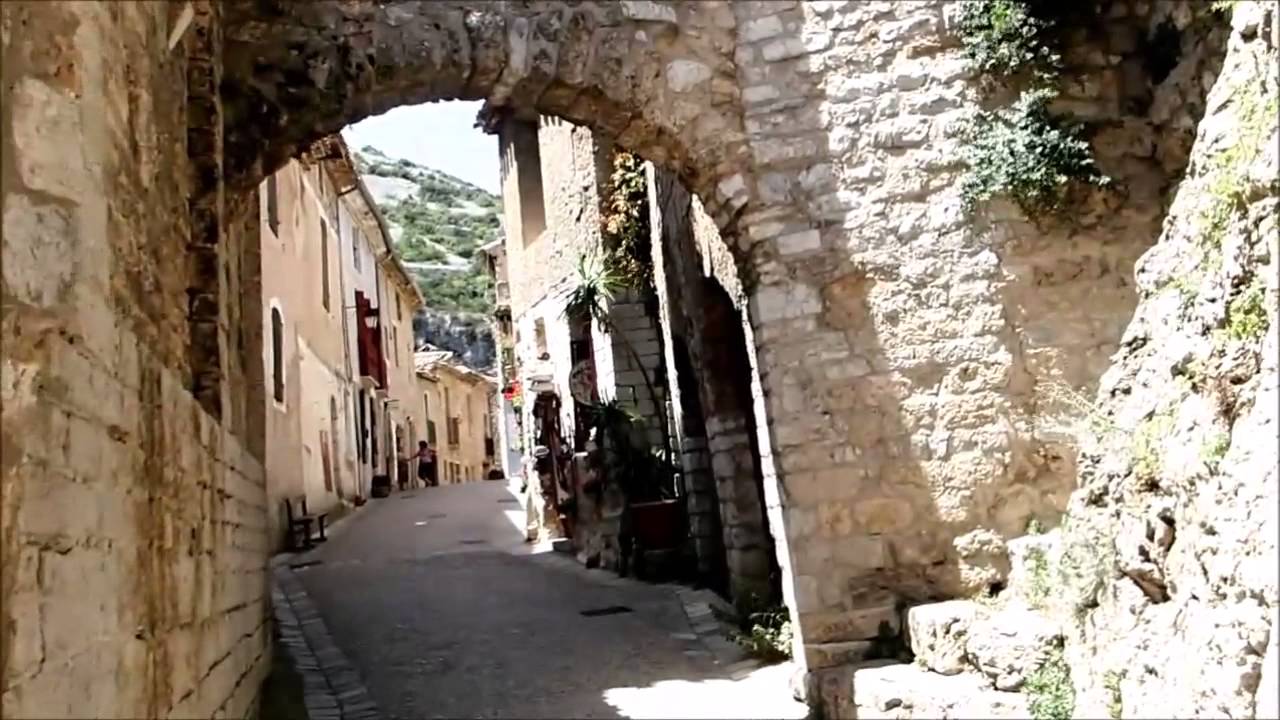 Ballade dans les rues de St Guilhem le Desert YouTube