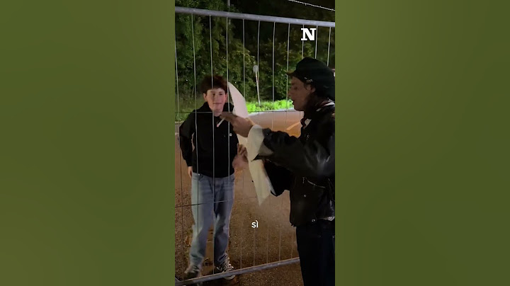 Un fan instancabile: aspetta sei ore Lucio Corsi per un autografo, poi finalmente l’abbraccio