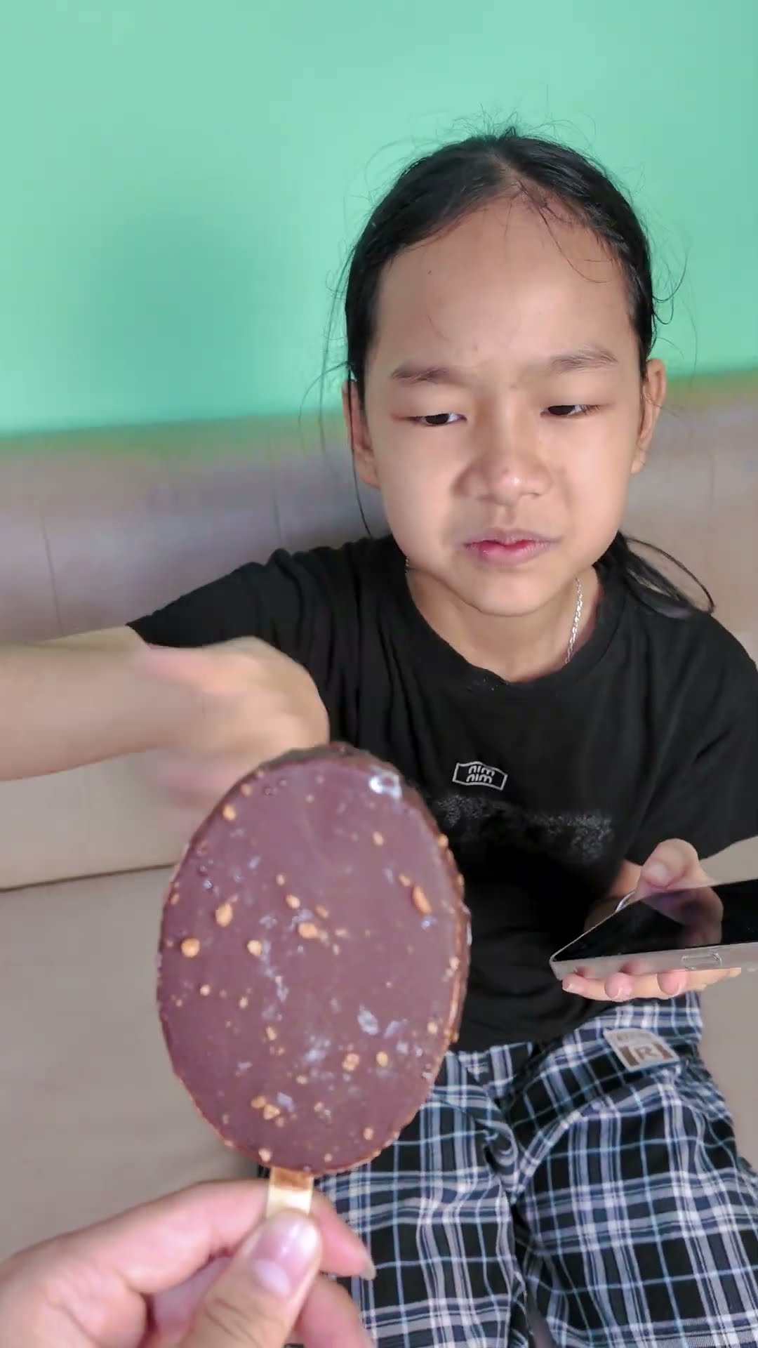 ACC - Cách Để Khiến Cô Bé Ăn Kem || How to Make Your Girl Eat Ice Cream. #funny #trending