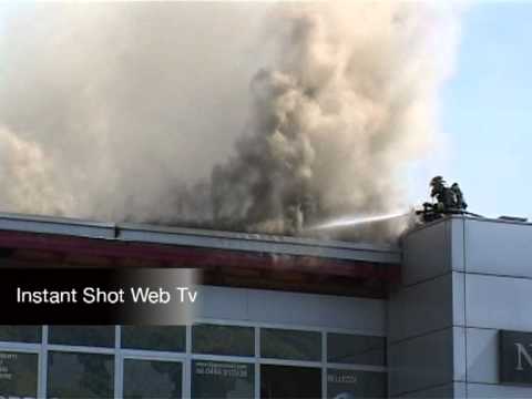 Incendio capannone zona industriale Mori (Trento) - YouTube