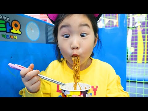 Boram in Fun Pretend Play Story with Kitchen Toys Set