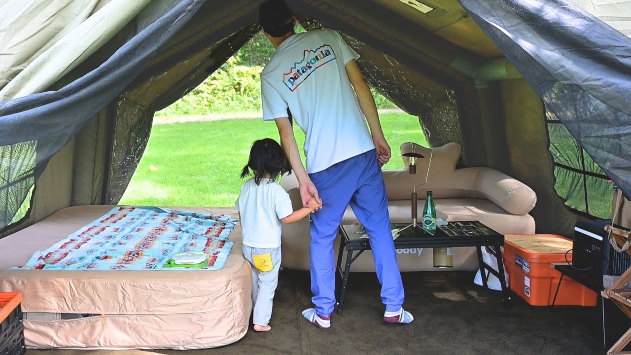 Отдых отца и дочери на выходных в палатках. Время, проведенное в комфортабельной палатке.