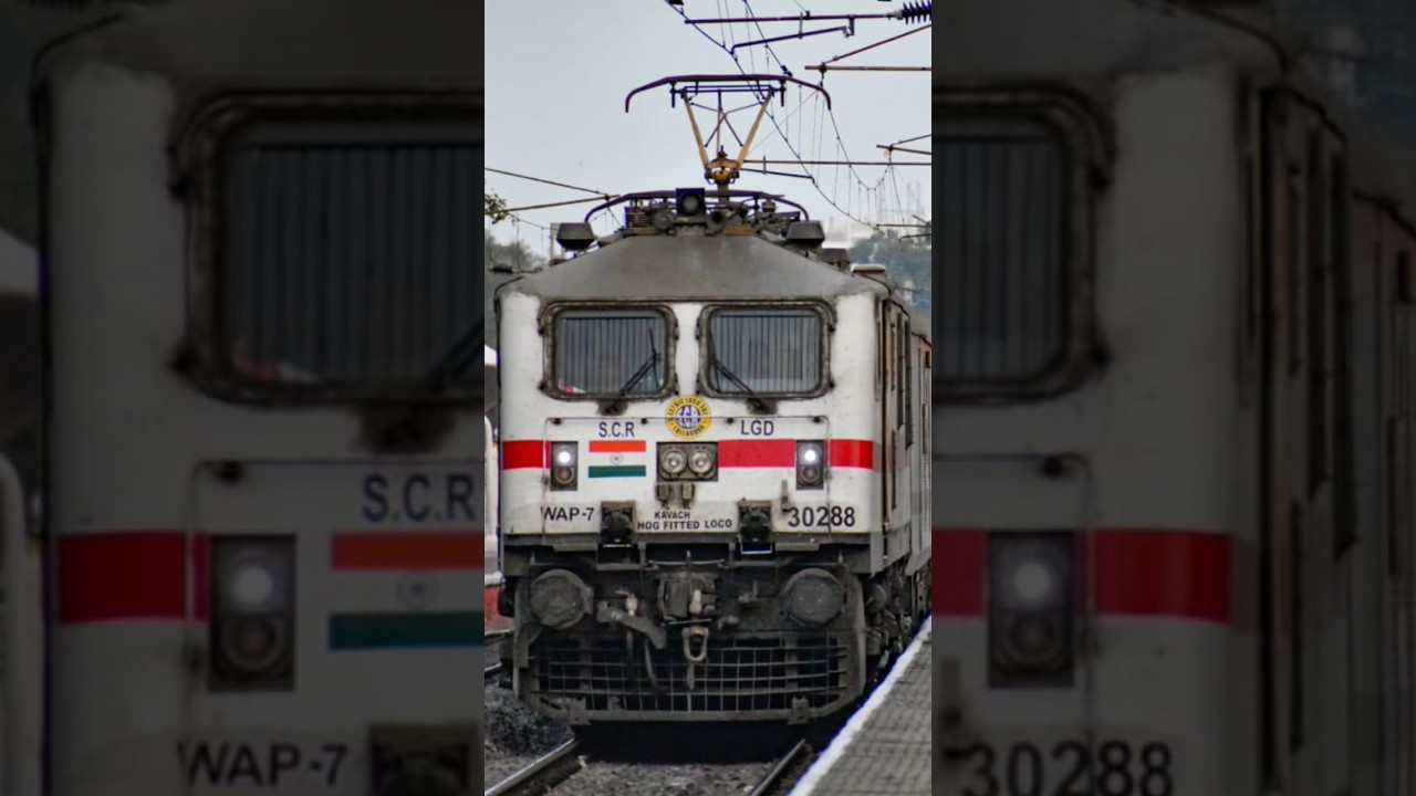 Janmabhoomi Express train no.12805 Arrived Sattenapalle Railway Station arrival & Departure video