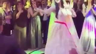 Elil Arabasindaki Qardasin Gelin Bacisiyla Reqsi