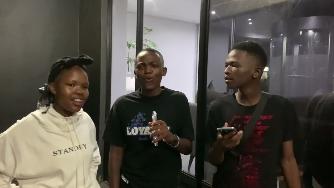 COUPLE SWITCHING PHONES FOR 60 SECONDS SHE HAS A BLESSER (MUST WATCH)