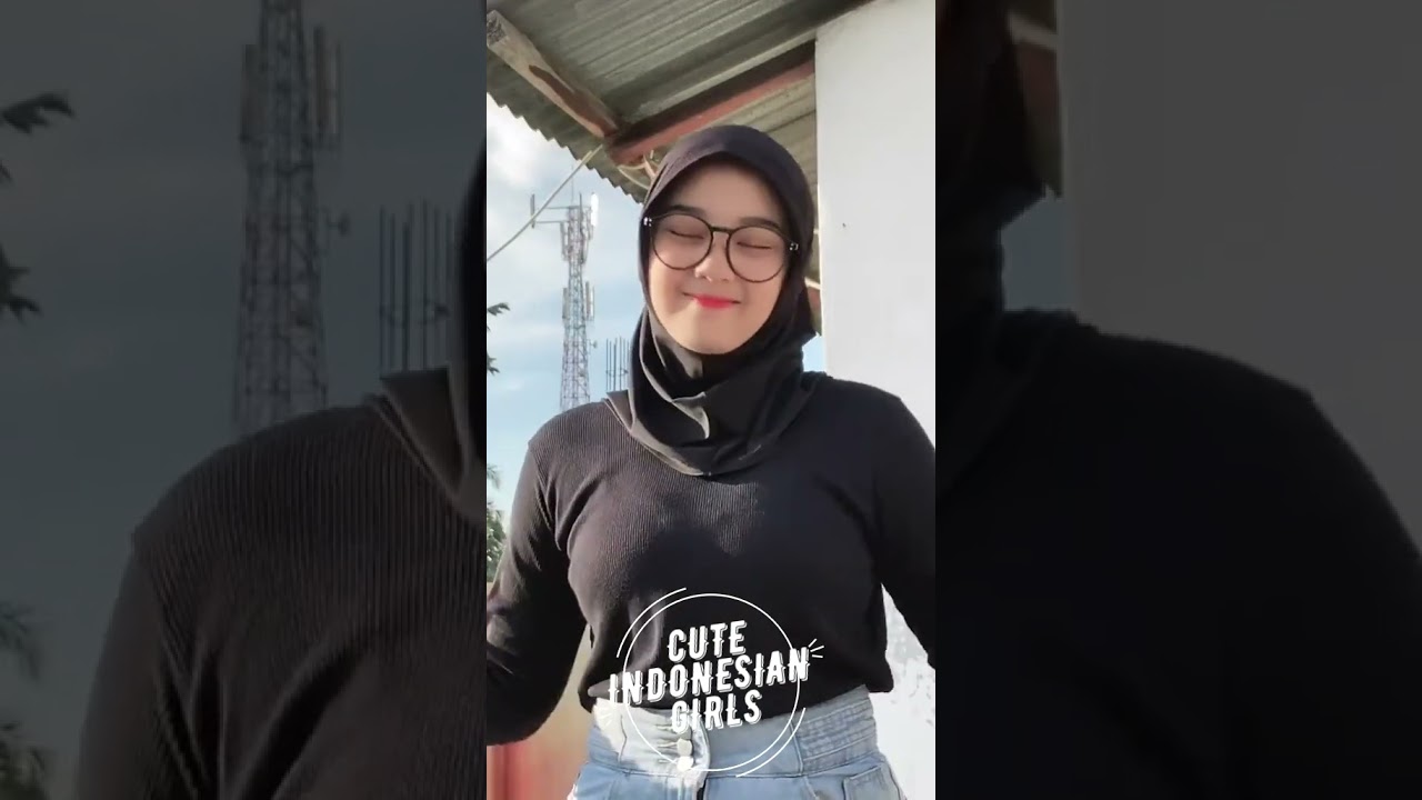 The Simple Dance of Cute Indonesian Girl