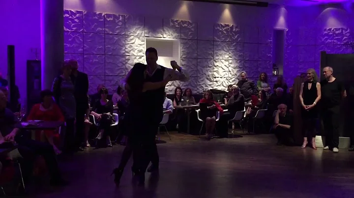 Kersten y Ruth Schagemann bailan un tango Madame Y...