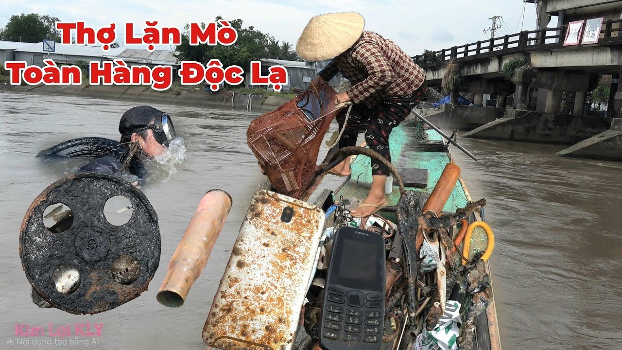 Thợ Lặn Mò Đồ Ngây Cửa Biển Không Ngờ Mò Được Nhiều Điện Thoại,Và Dao, Kéo Nhiều Cở Này. 
