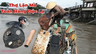 Thợ Lặn Mò Đồ Ngây Cửa Biển Không Ngờ Mò Được Nhiều Điện Thoại,Và Dao, Kéo Nhiều Cở Này. 