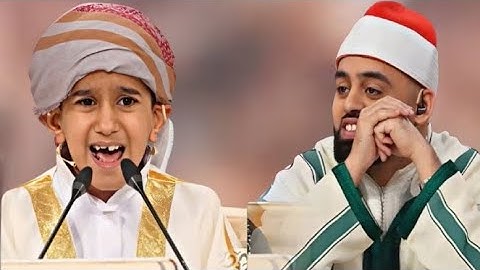 أصيب الشاب بالذهول عندما دخل القارئ محمد أيوب عاصف دون أن ينتبه له. قدم له كرة نادي أرسنال.