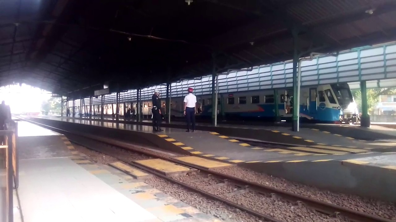 Kereta api bima di stasiun sidoarjo - YouTube