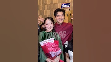 Vợ chồng Puka - Gin Tuấn Kiệt được fan đợi tới tận khuya để tặng hoa cho mẹ bầu.