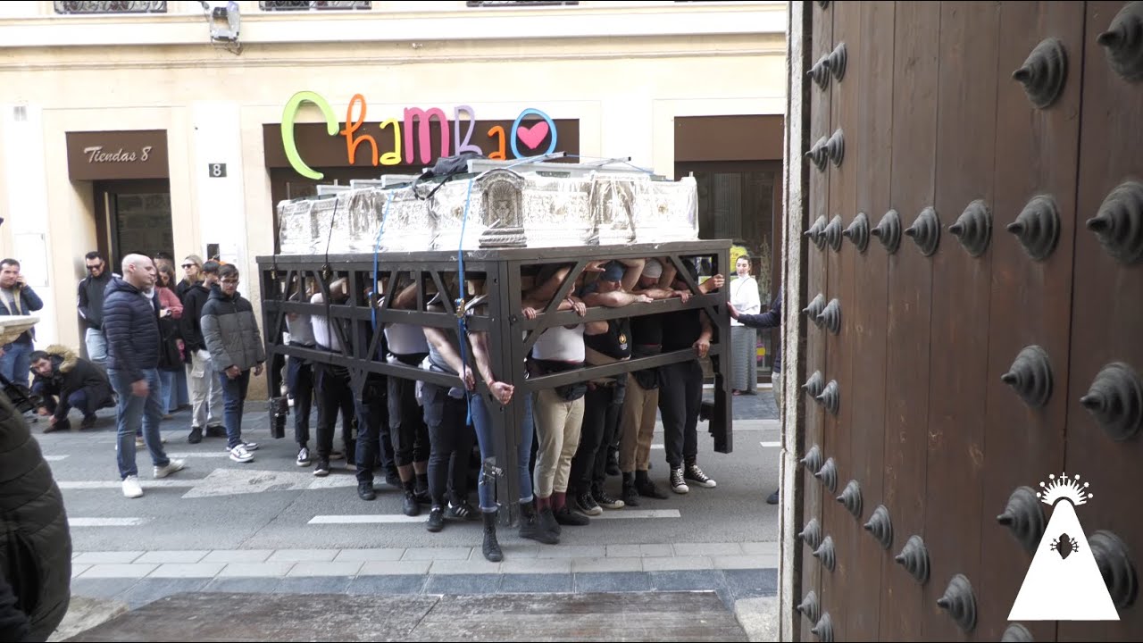 Ensayo de la cuadrilla baja y mudá del paso de la Virgen de la Soledad de Almería 2025