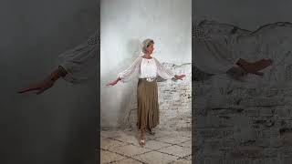 Cotton crinkle rok camel en Ailan zijden blouse met kant en voering wit