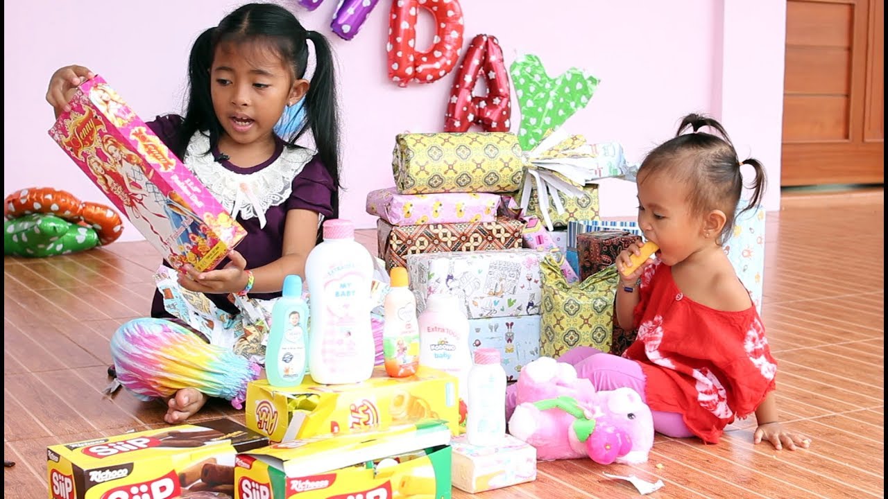 Buka Kado Ulang Tahun Bayi Lucu Shanti Ke 2 Open Birthday Presents Youtube