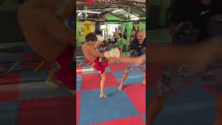 Ethan, hardcore pads training session of muay thaï in Pattaya at Ban Rambaa with Ramba Sombet m16