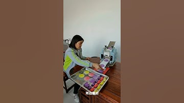 这个是新款的饺子皮机，这个机器做出来的面皮是中间厚两边薄，跟手工做的是一模一样的，而且速度非常快饺子皮机