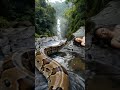 Estaba durmiendo junto a una tranquila cascada y no vi una serpiente gigante deslizándose río abajo