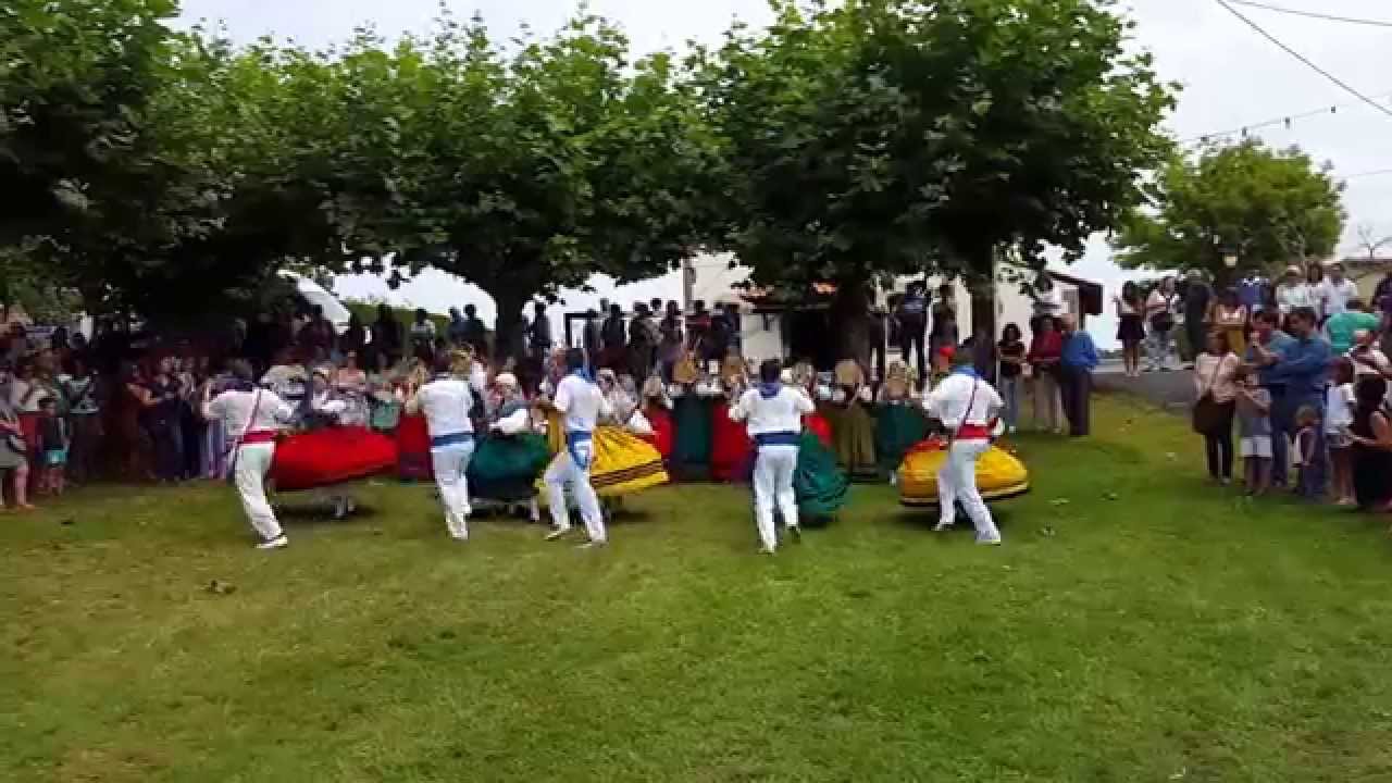 Danza con mujeres en Pando, Cantabria, España