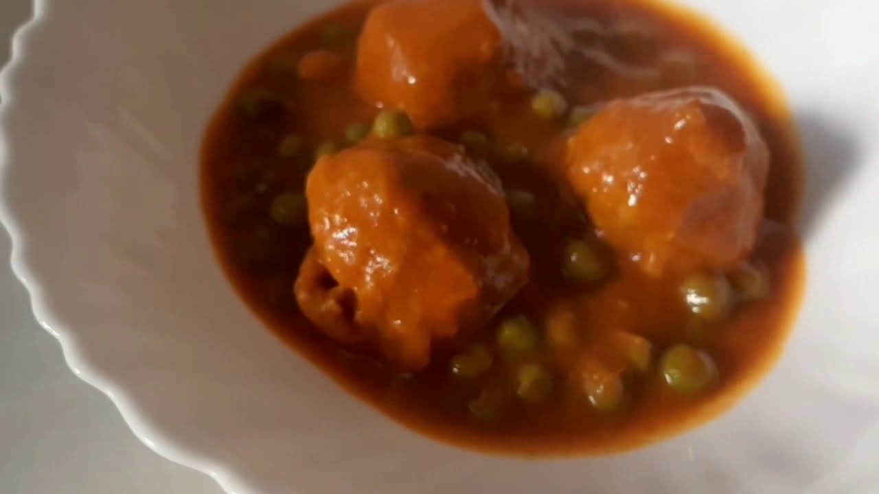 Rachid cocina albóndigas y lentejas