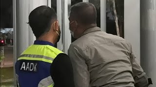 ANGGOTA PENGUATKUASA CUBA TUKAR AIR KENCING DENGAN ANGGOTA AADK