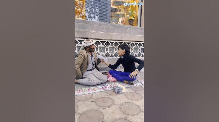 شاهد دموع الفرح في عيون بائع معاق بعدما ساعدته