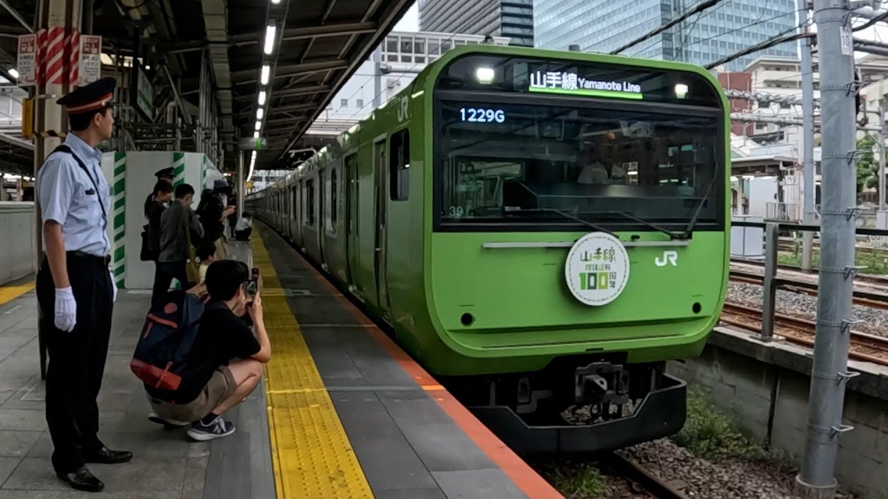 ラッピング記念列車が運行 山手線、環状運転100年 東京 - YouTube