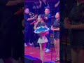 Cielo Fernández con rosas azules #peru #musicaperuana #cumbia #live #reels #musica #show #baile