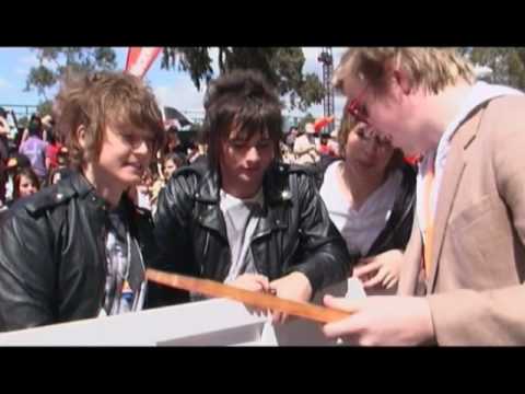 Leon interviews Short Stack for Get Cereal TV at the 2008 Nickelodeon Kid's Choice Awards