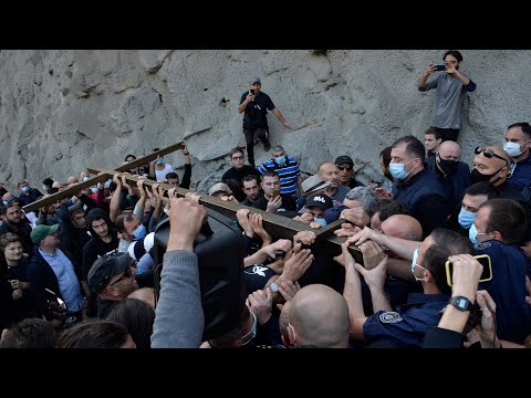 დაპირისპირება ნამოხვანში ჯვრის დადგმის გამო აქციის მონაწილეებსა და პოლიციას შორის