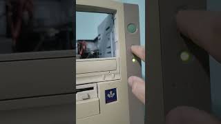 Pentium Katmai , 601 MHz , 512 MB Ram Trying AROS i386 Live CD