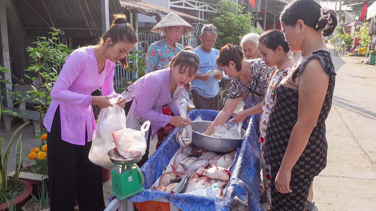 Mùng 5 Hai Chị Em Đẩy Xe Cá Tra Cá Điêu Hồng Đem Bán được Bà Con Xúm Lại Mua Thấy Ham | HQ #1837